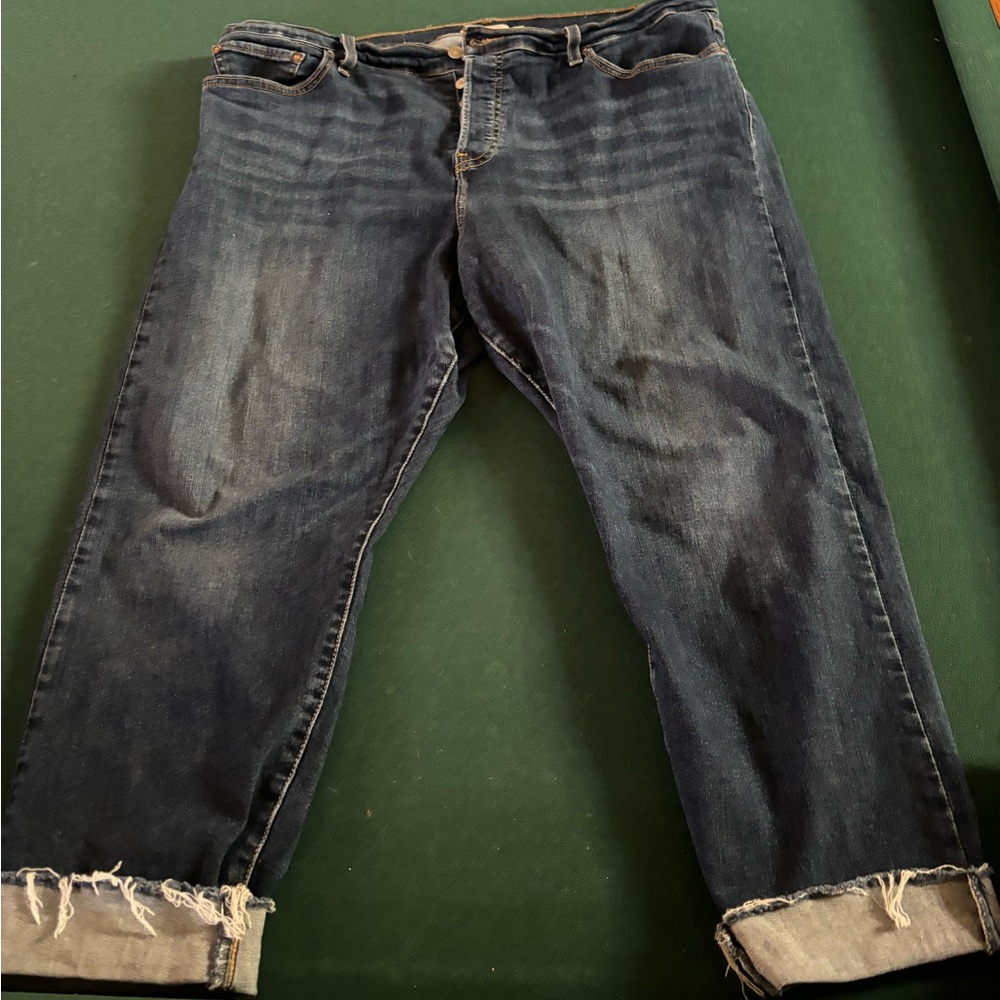 Levi button fly, cropped/ankle skinny jean 20W.